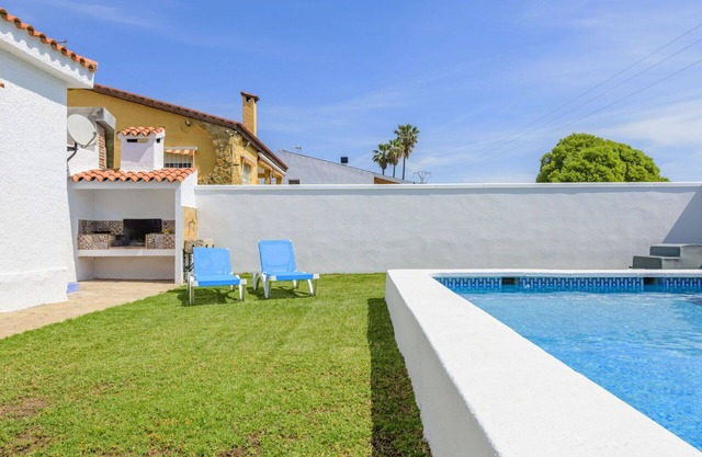 Stunning private villa for 6 guests with WIFI, private pool, TV, terrace and pets allowed
