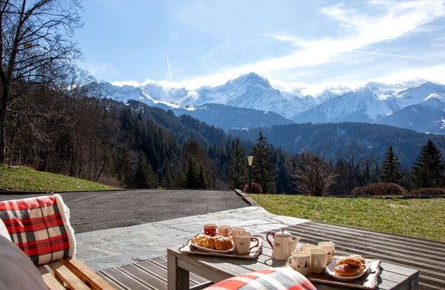 Stunning private villa for 8 people with hot tub, WIFI, TV and balcony