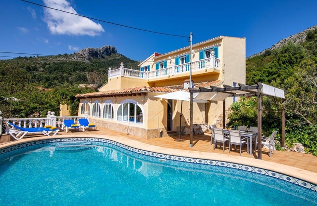 Stunning private villa for 6 guests with private pool, WIFI, A/C, TV and patio