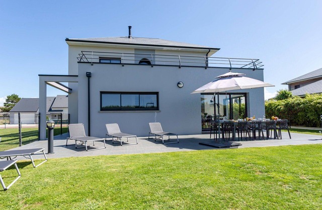 Stunning private villa for 10 guests with WIFI, TV, terrace and pets allowed
