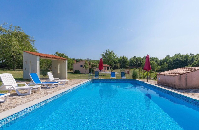 Stunning private villa for 10 people with private pool, WIFI, TV, patio, pets allowed and parking