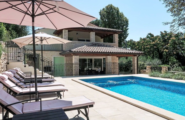 Stunning private villa for 10 guests with private pool, WIFI, A/C, TV, terrace and parking