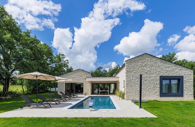 Stunning private villa for 6 guests with WIFI, private pool, A/C, TV, terrace and parking