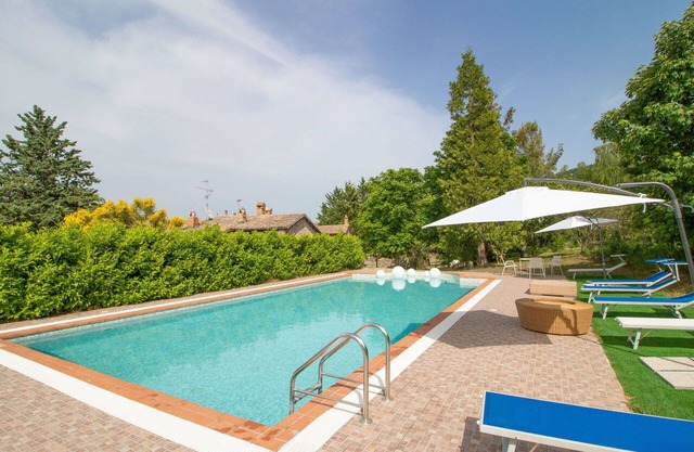 Stunning private villa for 12 guests with WIFI, private pool, balcony, pets allowed and parking