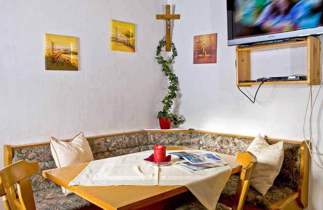 Stunning private villa for 11 people with WIFI, TV, patio, pets allowed and parking