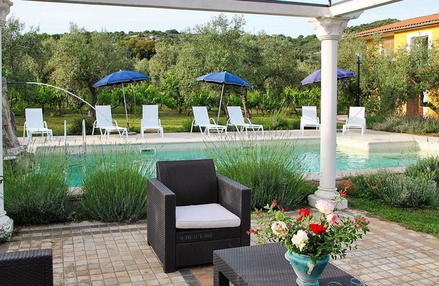 Stunning private villa for 14 people with WIFI, private pool, A/C, TV, patio and pets allowed