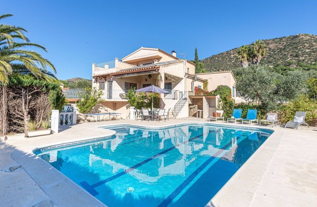 Stunning private villa for 6 people with private pool, WIFI, TV, patio and parking