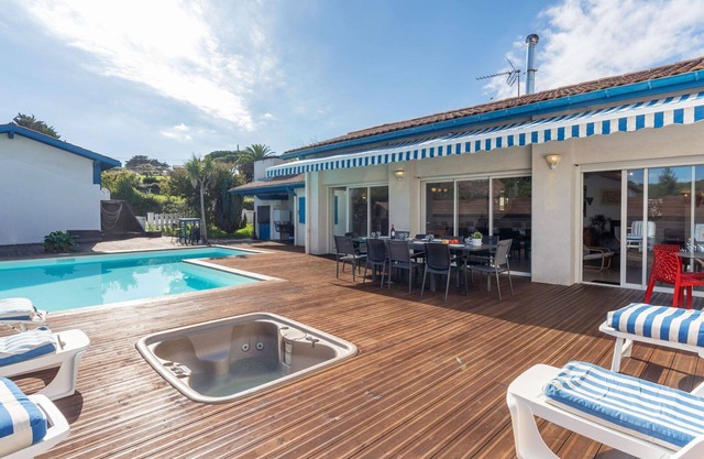 Stunning private villa for 15 guests with private pool, hot tub, WIFI, TV, terrace and pets allo.
