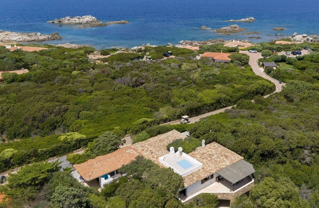 Stunning private villa for 9 guests with WIFI, A/C, TV, patio and pets allowed