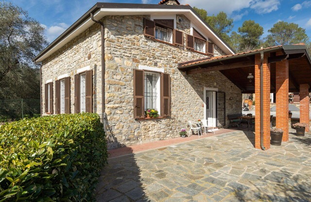 Stunning private villa for 5 guests with A/C, WIFI, TV and terrace