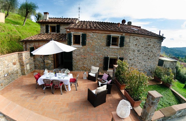 Stunning private villa with internet, A/C, private pool, TV, terrace, pets allowed, close to Lucca