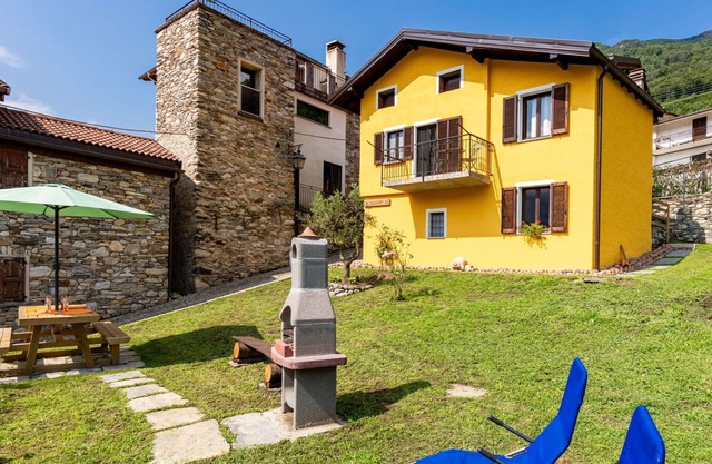 Stunning private villa for 4 people with hot tub, WIFI, TV, patio and pets allowed