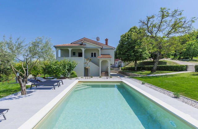 Stunning private villa with private pool, A/C, WIFI, TV, patio, pets allowed and parking