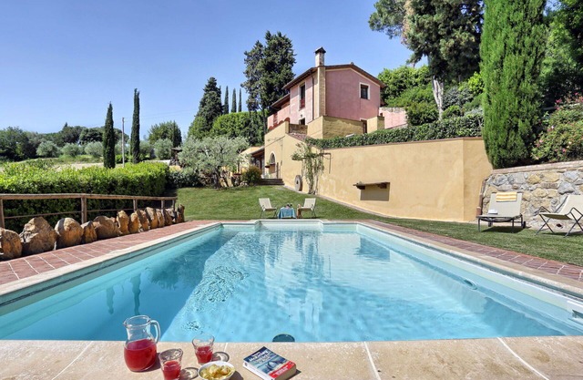 Stunning private villa with WIFI, private pool, A/C, TV, patio, pets allowed and parking