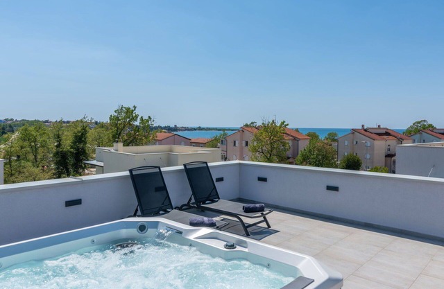 Stunning private villa with A/C, WIFI, private pool, hot tub, TV, patio, panoramic view and park.