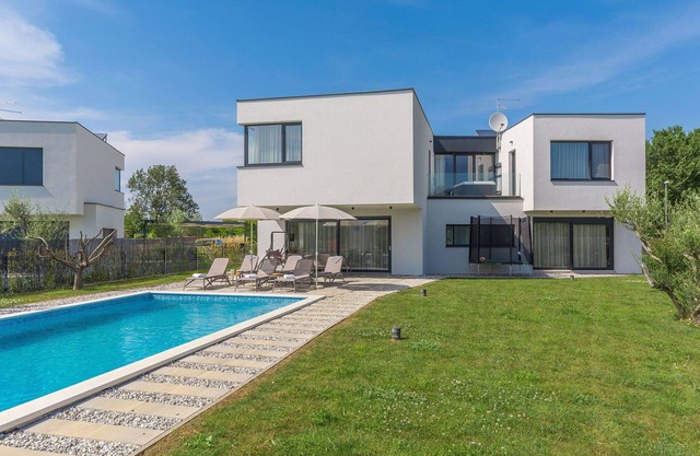 Stunning private villa with WIFI, A/C, private pool, hot tub, TV, patio, panoramic view, parking