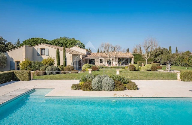 Stunning provencal villa a short stroll from the beautiful village of Eygalières