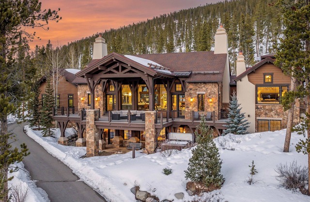 Stunning Remodel + Hot Tub + Ski Shuttle - Switchback Lodge