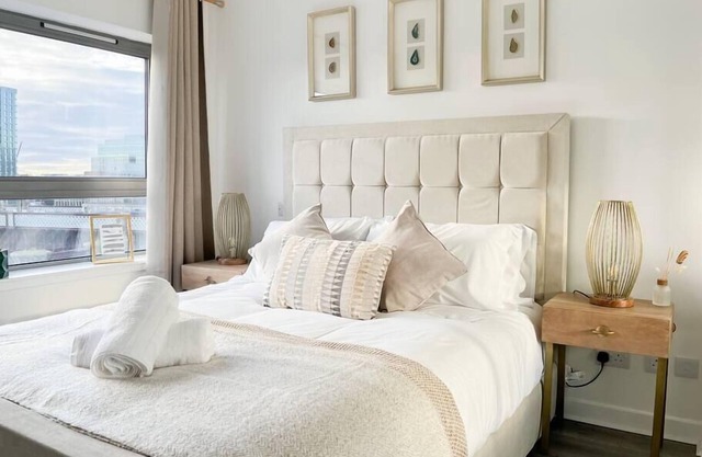 Stunning River View City Centre Apartment