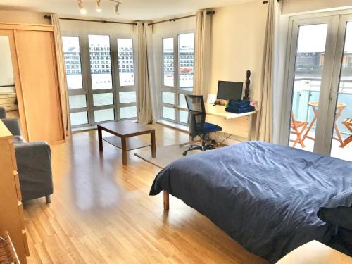 Stunning river view 2 bedrooms entire flat E14 3WA underground parking Island Gardens DLR station nearby