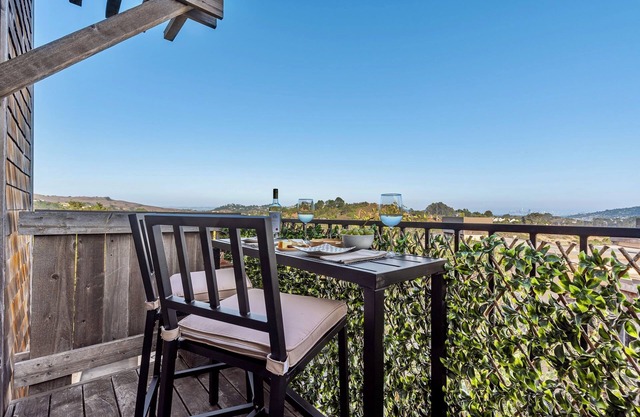 STUNNING SAN FRANCISCO VIEWS-A modern fully furnished 1 bedroom, Monthly Rental.