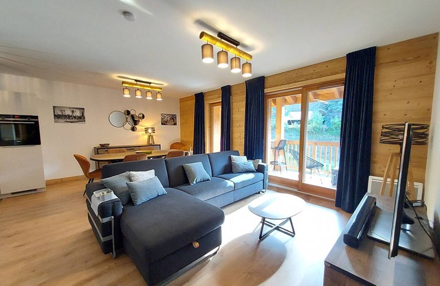Stunning Ski-in/Ski-out Apartment for 7 with Balcony, WIFI and Parking