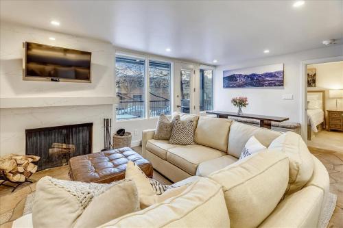 Stunning Ski In-Ski Out Condo with Pool & Hot Tub