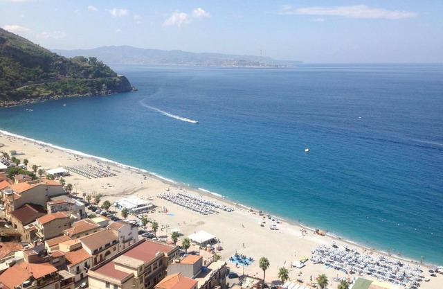 Stunning Studio holiday apartment for 3 on resort, close to beach with 2 pools