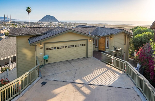 Stunning Sunsets, Amazing View and Ocean Breeze!