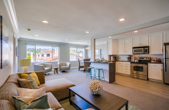 STUNNING TOP LEVEL END UNIT * 3 BLOCKS TO OCEAN * VIEW