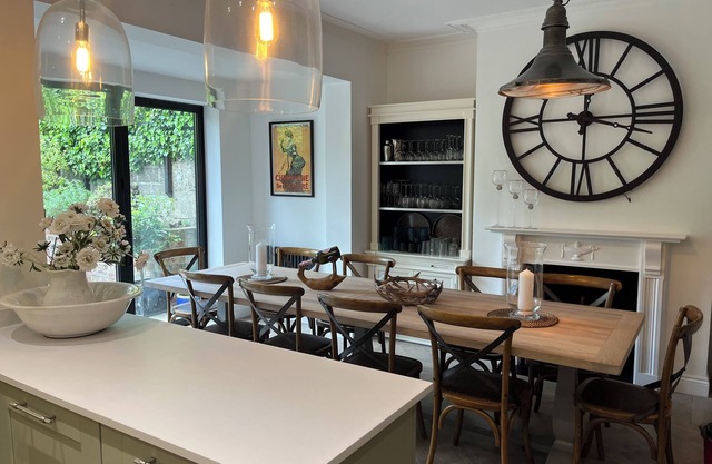Stunning Town House City Centre- FREE PARKING!