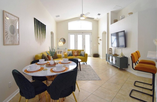 Stunning Updated 4 bed/3 bath pool home, west-facing pool, Disney World 11 miles