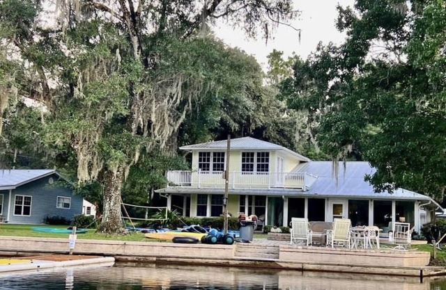 Stunning upper Rainbow River view even from inside the home! Kayaks/paddleboards