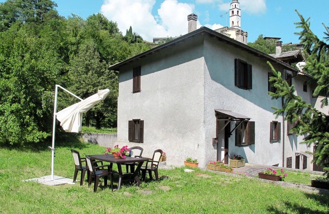 Stunning villa for 6 guests with TV, patio and parking