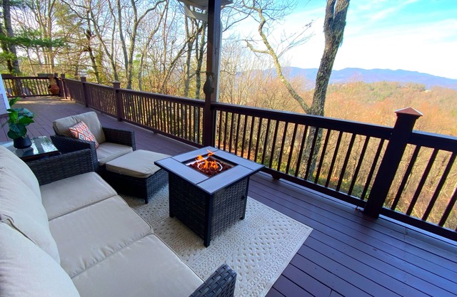 Stunning views,game room,huge decks,community pool & Golf