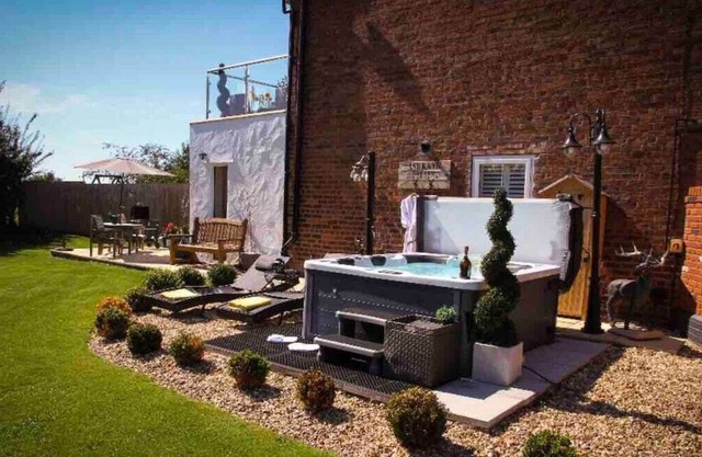 Stunning Views, Hot Tub, 5 minutes to Chester