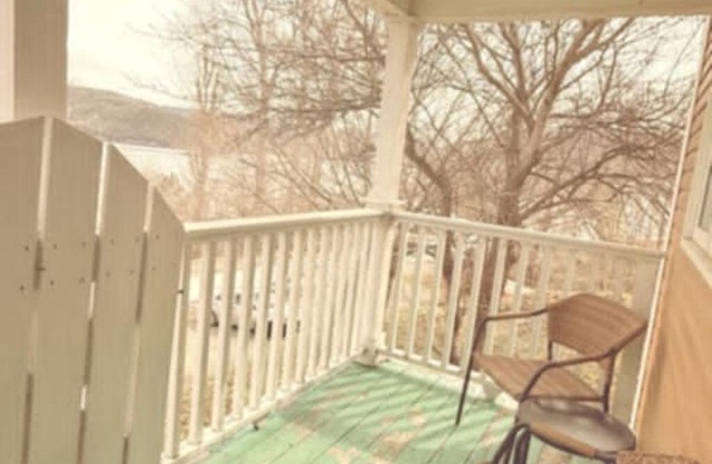 Stunning views of the bay and close to all amenities!