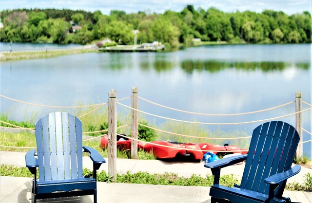 Stunning Views on Hart Lake I Near Dunes+ Walk to Shops+ Kayak & Bike