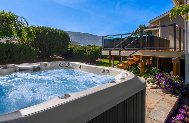 Stunning views, private hot tub, walk everywhere