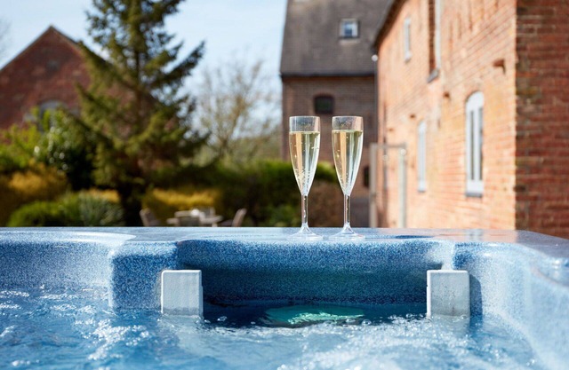 Stunning villa for 10 people with WIFI, hot tub, TV and terrace