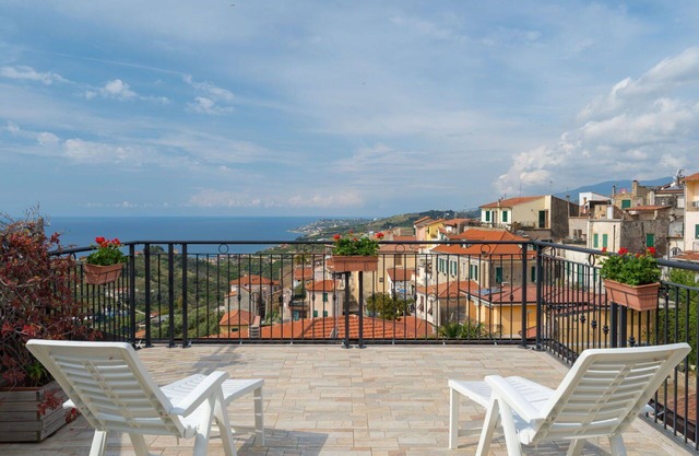 Stunning villa for 4 people with WIFI, A/C, TV, terrace, pets allowed and parking