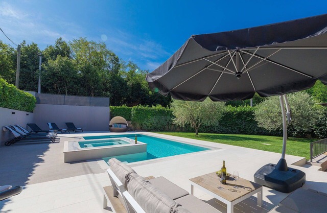 Stunning villa for 4 people with WIFI, A/C, hot tub, private pool, TV and terrace