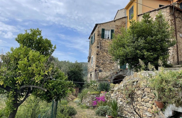 Stunning villa for 5 guests with WIFI, terrace, pets allowed, panoramic view and parking