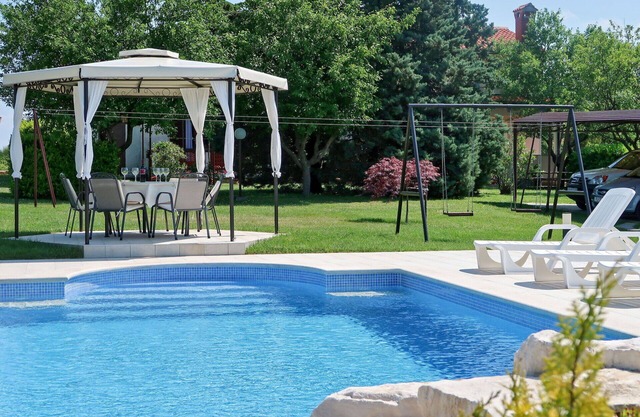 Stunning villa for 6 people with private pool, WIFI, A/C, TV, patio and parking