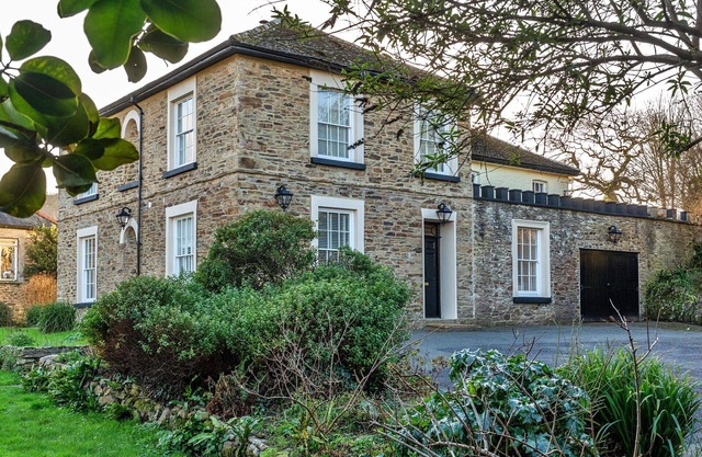 Stunning villa for 7 guests with WIFI, hot tub and parking