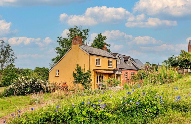 Stunning villa for 8 guests with WIFI, hot tub, terrace and pets allowed