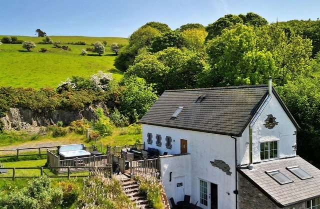 Stunning villa for 7 guests with hot tub, WIFI and terrace