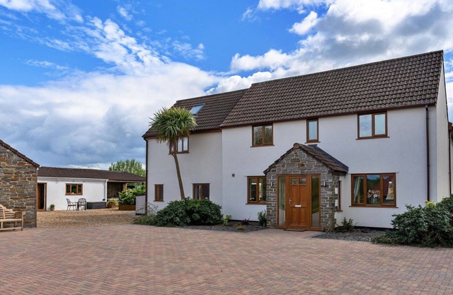 Stunning villa for 12 guests with WIFI, hot tub, terrace and pets allowed