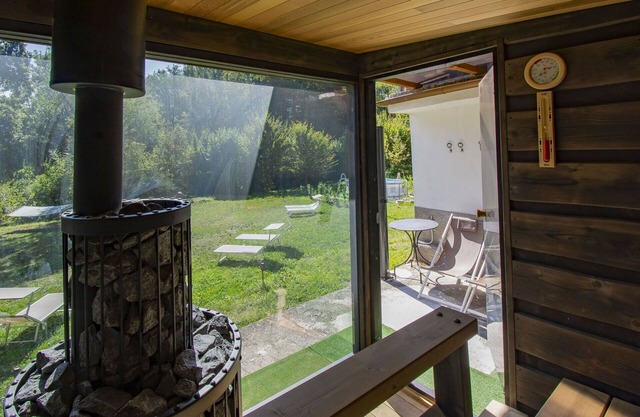 Stunning villa for 7 people with private pool, hot tub, WIFI, TV, pets allowed and parking