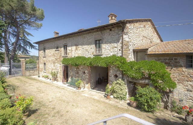 Stunning villa for 6 guests with WIFI, TV, terrace, pets allowed, panoramic view and parking